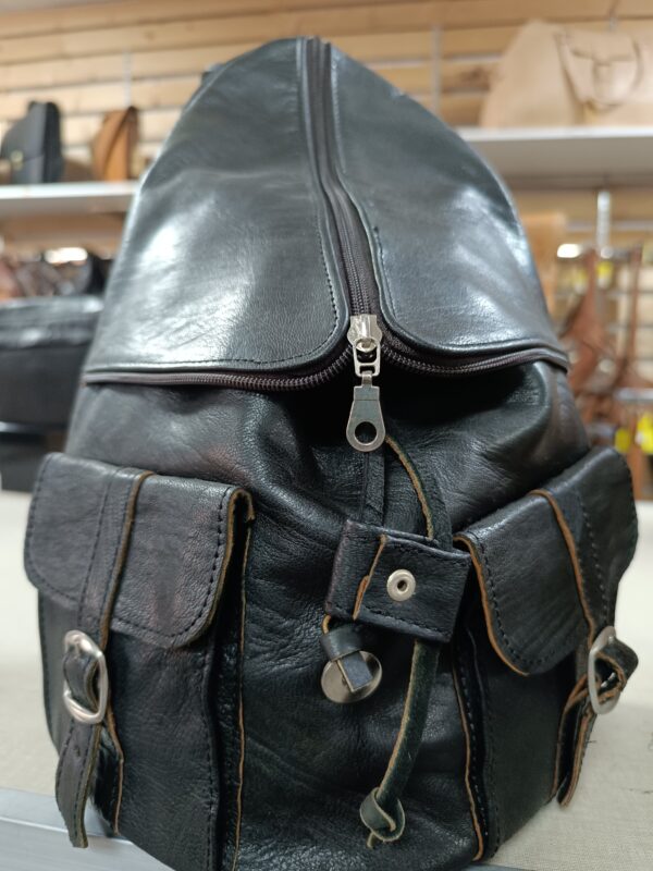 mochila cuero negra