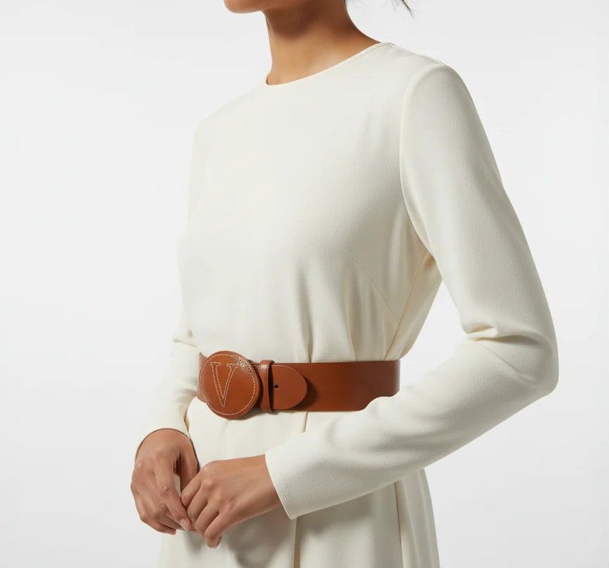 mujercinturonhebillainiciales